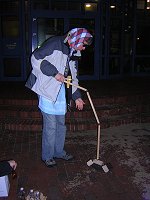 Arne mit Gelenkbesen