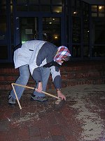 Arne mit Gelenkbesen